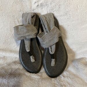 Sanuk size 4-5